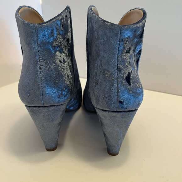Elegant Blue Velvet Heeled Boots - Picture 4 of 8